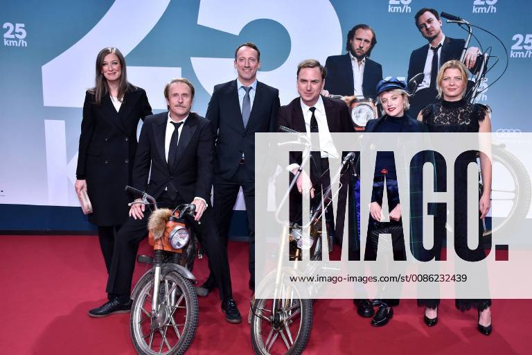 Alexandra Maria Lara, Bjarne Mädel, Wotan Wilke Möhring, Lars Eidinger, Jella Haase und Jördis Triebel bei der 25 KM H Premiere am 25.10.2018 in Berlin 25 KM H Filmpremiere in Berlin, 2018