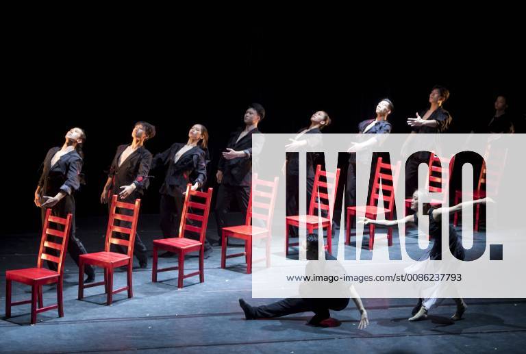 China, BeijingDance LDTX Tanzaufführung in Wuhan (181026) -- WUHAN, Oct. 26, 2018 -- Dancers of BeijingDance LDTX perform modern dance Prism ¡¤ Angels at Zhongnan Theatre in Wuhan, capital of central China s Hubei Province, Oct. 25, 2018. ) (yxb) CHINA-WUHAN-MODERN DANCE(CN) XiaoxYijiu