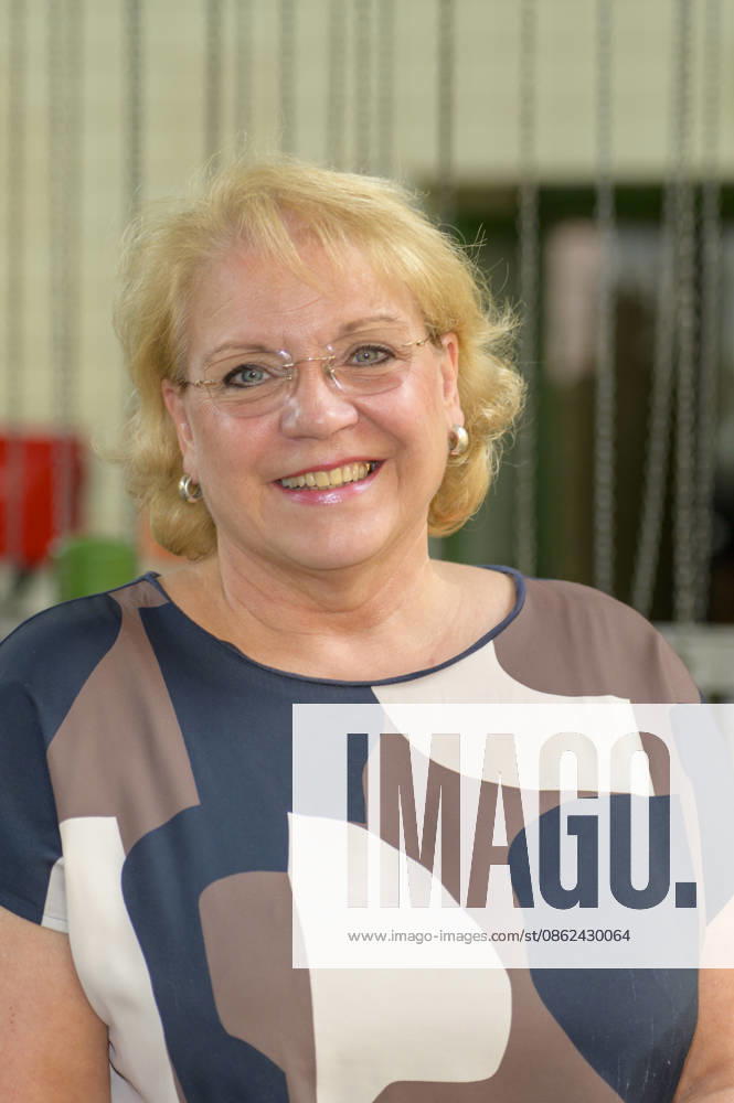 Pressetermin, Übergabe des Fördermittelbescheids für das Projekt AWO Wir-Garten im Zukunftsgarten der IGA 2027 Ulrike Matzanke ist stellvertretende Vorsitzende der AWO Unterbezirk Dortmund Dortmund Kokerei Hansa, Emscherallee 11, NRW Deutschland