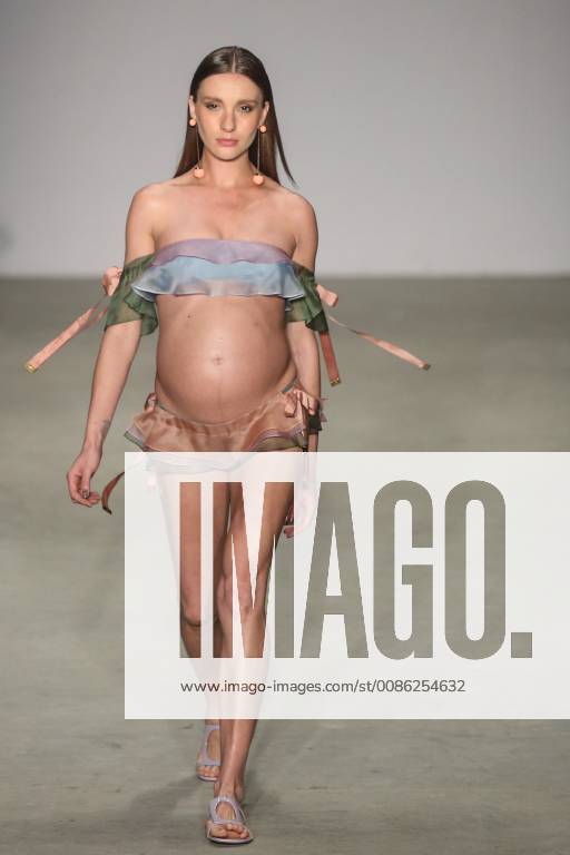 (181027) -- SAO PAULO, Oct. 27, 2018 -- A model presents a creation of Agua de Coco at the Sao Paulo Fashion Week in Sao Paulo, Brazil, on Oct. 26, 2018. ) BRAZIL-SAO PAULO-FASHION WEEK RahelxPatrasso