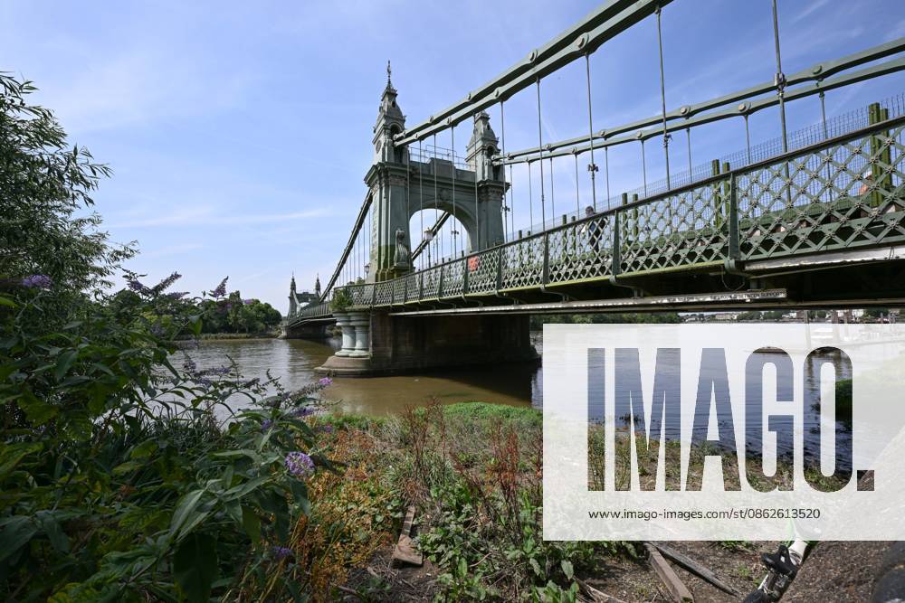 Water level dropped in the River Thames LONDON, UNITED KINGDOM - JULY 24: A general view of the River Thames, where water levels have dropped due to prevailing hot and dry weather conditions in London, United Kingdom, on July 24, 2026. Rasid Necati Aslim Anadolu London United Kingdom. Editorial use only. Please get in touch for any other usage.