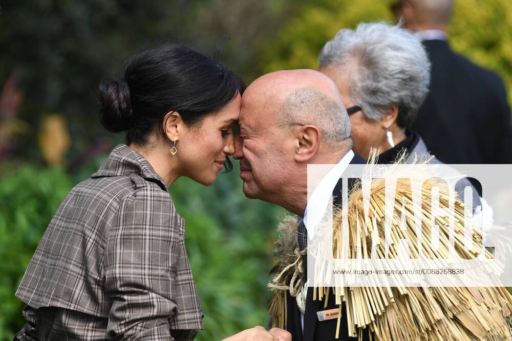 . 28 10 2018. Wellington, New Zealand. Prince Harry and Meghan Markle Royal Tour- Day Thirteen. Ceremony of Welcome Government House. Prince Harry, The Duke of Sussex accompanied by his wife Meghan, The Duchess of Sussex, attend the traditional welcome ceremony on the lawns of Government House - the residence of the Governor- General of New Zealand Dame Patsy Reddy. Their Royal Highnesses are invited to hongi with the Governor-General s Kuia and KaumÄtua (MÄori elders), before the pÅwhiri, which includes a haka, performed by members of the New Zealand Defence Force. The ceremony also include s a 21-gun salute, and is attended by school children. xAndrewxParsonsx xi-Imagesx IIM-18753-0001