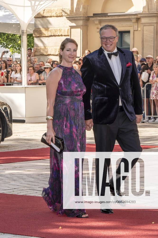 ABB BAYREUTH- Constanze Fuenfstueck und Mario Voigt zu Gast auf dem roten Teppich Ankunft auf dem gruenen Huegel vorm Festspielhaus bei der Eroeffung 150 Jahre Bayreuther Festspieler Richard - Wagner-Festspiele 2026 am 25.07.2025 in Bayreuth Bayern Deutschland
