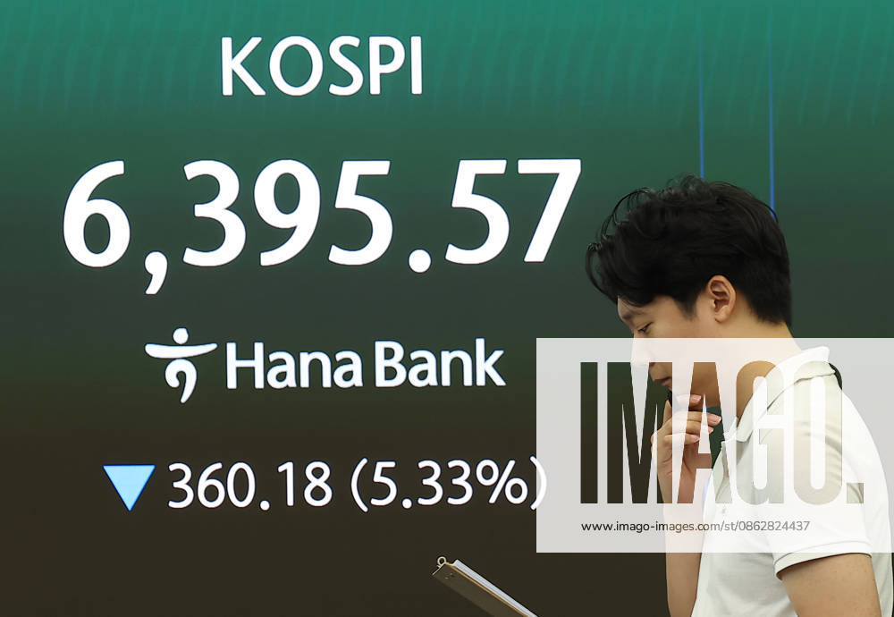 KOSPI plunges KOSPI plunges A financial data screen in the dealing room of Hana Bank in Seoul on July 28, 2026, shows the benchmark Korea Composite Stock Price Index having fallen 5.33 percent from the previous session to an intraday low of 6,395.57 in early trading. South Korean stocks opened sharply lower, dragged down by losses in tech shares following a selloff in chipmakers on Wall Street. (Yonhap) 2026-07-28 10:17:40 < 1980-2026 YONHAPNEWS AGENCY. .> ¼¿ïƯº°½Ã