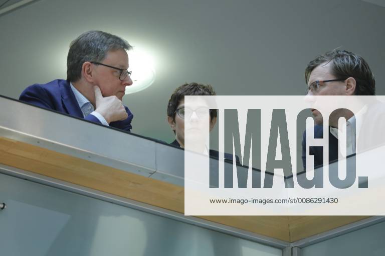 KW44 Annegret Kramp-Karrenbauer (M.), Generalsekretärin der CDU und Michael Grosse-Brömer (li.) , Deutschland, Berlin, Pressekonferenz mit der Vorsitzenden der CDU Deutschlands, Bundeskanzlerin Merkel, und dem stellvertretenden Vorsitzenden der CDU Deutschlands und hessischen Ministerpräsidenten, Bouffier