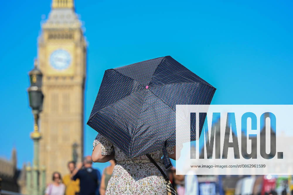 Temperatures expected to reach 35C in UK amid severe summer heatwave LONDON, UK - JULY 29: People use umbrellas for protection against the sun as London experiences warm weather during a heatwave in London, United Kingdom, on July 29, 2026. The UK Health Security Agency (UKHSA) issued an amber heat-health alert for London, with temperatures expected to reach up to 35 degrees Celsius (95 Fahrenheit) in the southeastern and eastern regions of the country. Rasid Necati Aslim Anadolu London United Kingdom. Editorial use only. Please get in touch for any other usage.