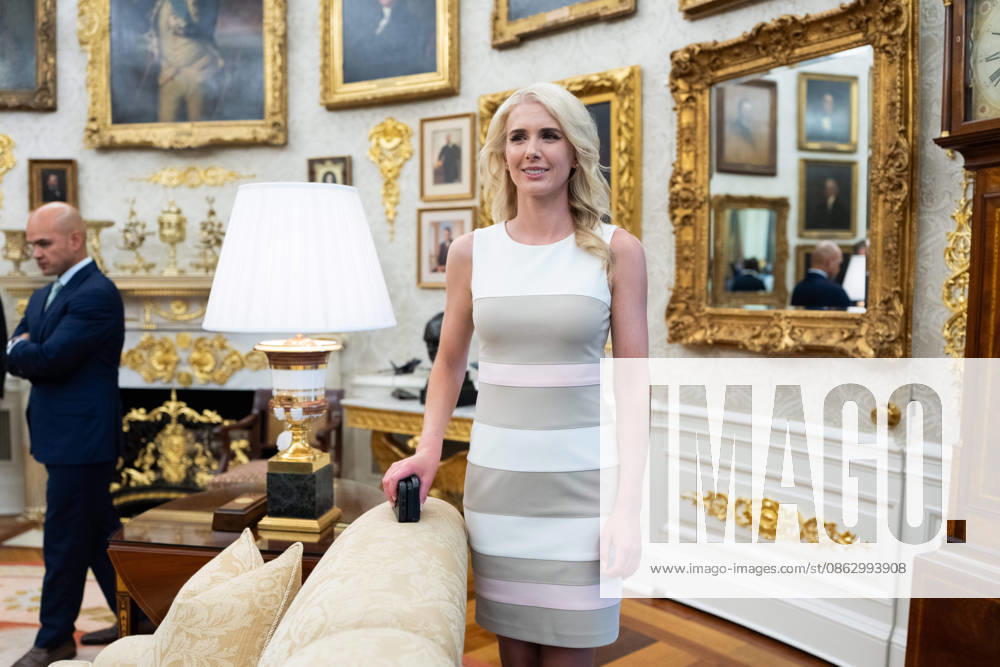 Natalie Harp, Executive Assistant to the President in the Oval Office of the White House in Washington, DC, USA on Wednesday, July 29, 2026. President Trump is expected to announce a redesign and overhaul of Dulles International Airport in Northern Virginia Washington USA - ZUMAs152 20260729_faa_s152_055