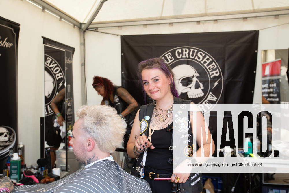 Das 35. Wacken Open Air Tag 2 mit Legenden des Metaks unter Sommerhitze Der zweite Tag Wacken unter Sommerhitze und die Legenden gaben sich die Hand auf der Bühne. Bis in die Nacht werden nun weitere Stars der Szene die 85.000 Fans weiter aufheitzen ein Schauer ab 22 Uhr wurde fast herbeigesehntt. Erst am Freitag soll sich die Lage mit milderen Temperaturen entspannen. Die Barber Angels leisten wieder Arbeit für den guten Zweck und sammelten Spenden um vielen Menschen zu helfen. Wacken Wacken open Air Schleswig Holstein Deutschland IVDJ8006