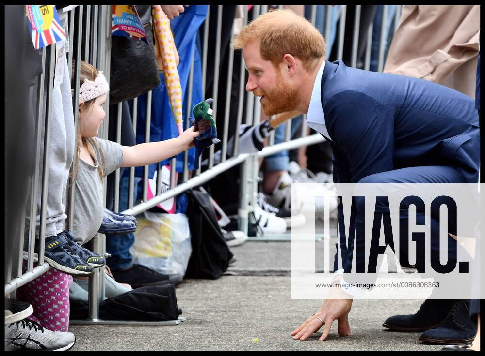. 30 10 2018. Auckland, New Zealand. Prince Harry and Meghan Markle Royal Tour-Day Fifteen. Unveiling of The Queen s Commonwealth Canopy in Redvale, North Shore, New Zealand. Prince Harry, The Duke of Sussex accompanied by wife Meghan, The Duchess of Sussex, Public Walkabout in Viaduct Harbour, Auckland, as part of their official 16-day Autumn tour visiting cities in Australia, Fiji, Tonga and New Zealand. xAndrewxParsonsx xi-Imagesx IIM-18759-0141