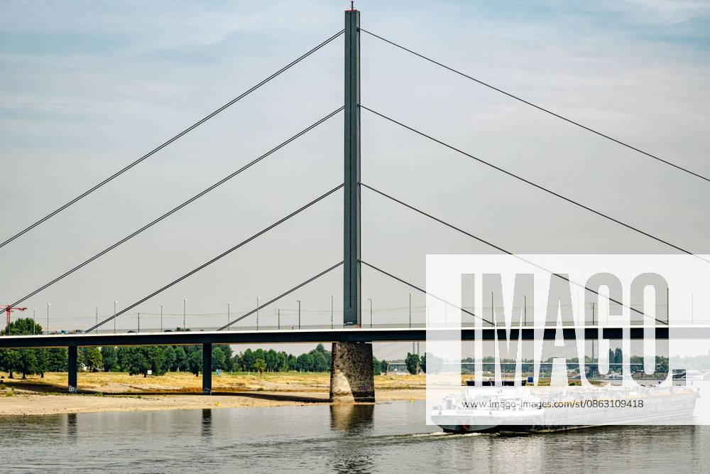 Duesseldorf Eindruecke vom Niedrigwasser des Rheins bei Duesseldorf Zeichen des Wasserstandes an einem Brueckenpfeiler. Eindruecke vom Niedrigwasser des Rheins bei Duesseldorf am 31.07.2026