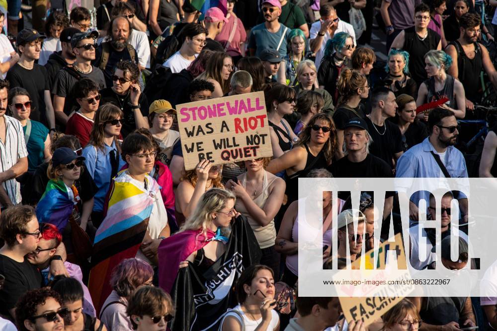 BERLIN, Germany Ã¢â‚¬ August 2, 2026: Thousands of people gather at Neptunebrunnen under the slogan Ã¢â‚¬oeFrom Grief to Anger to ResistanceÃ¢â‚¬Â to condemn the recent attack at Berlin Pride. The peaceful march continued to the Brandenburg Gate with participants carrying banners, posters, and drums. Police arrested one suspect near the demonstration who was carrying a German flag and fireworks. Berlin Germany - ZUMAq101 20260802_zna_q101_176