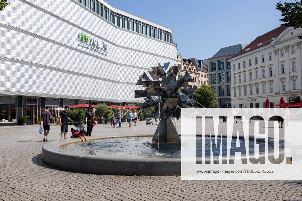 LEIPZIG, GERMANY †AUGUST 4, 2026: Residents, children and pets seek relief from high temperatures at public fountains as the temperature reaches around 32°C during a heatwave in Leipzig, eastern Germany. Leipzig Germany - ZUMAq101 20260804_zna_q101_091
