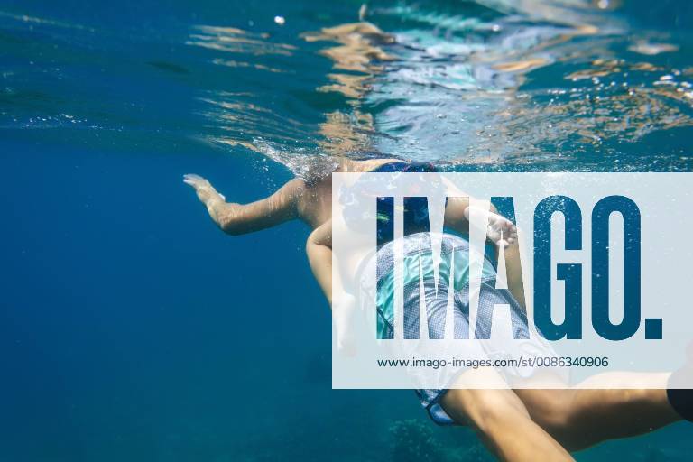 Father and son diving under water,Bali,Indonesia, Amed Bali Indonesia model released Symbolfoto