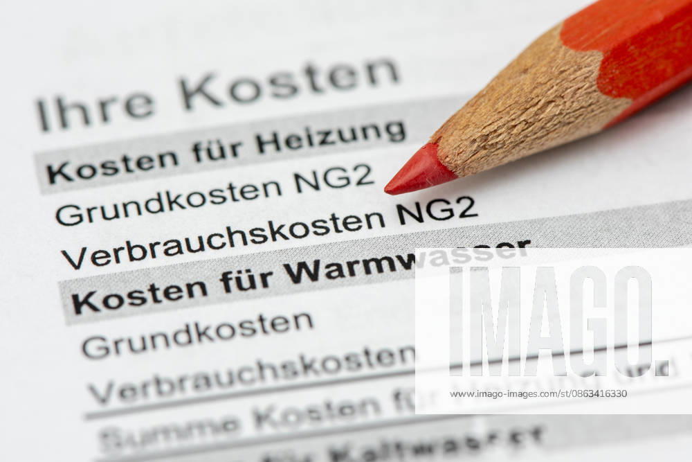 Nebenkostenabrechnung für eine Wohnung Ein Rotstift liegt auf einer Nebenkostenabrechnung für eine Mietwohnung mit Berechnung des persönlichen Verbrauchs und einer Nachzahlung - NUR FÜR REDAKTIONELLE VERWENDUNG -