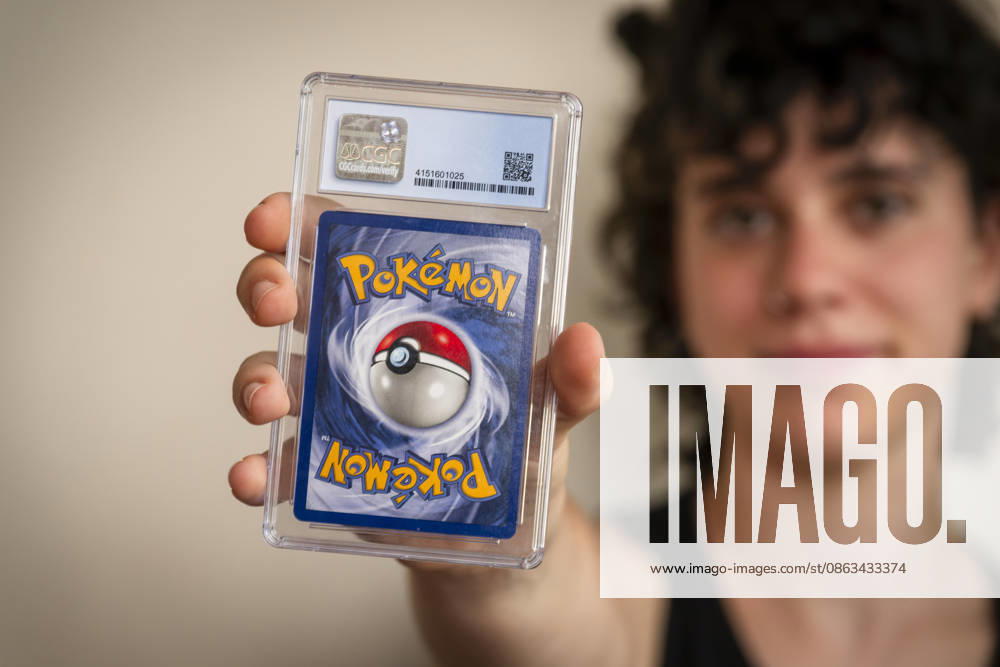 Deutschland, Bayern, Pokemon-Sammelkarten, eine Teenagerin (Viola) sammelt begeistert Pokemon-Karten. (Modelreleased) 05.08.2026, Pokemon 05.08.2026, Pokemon