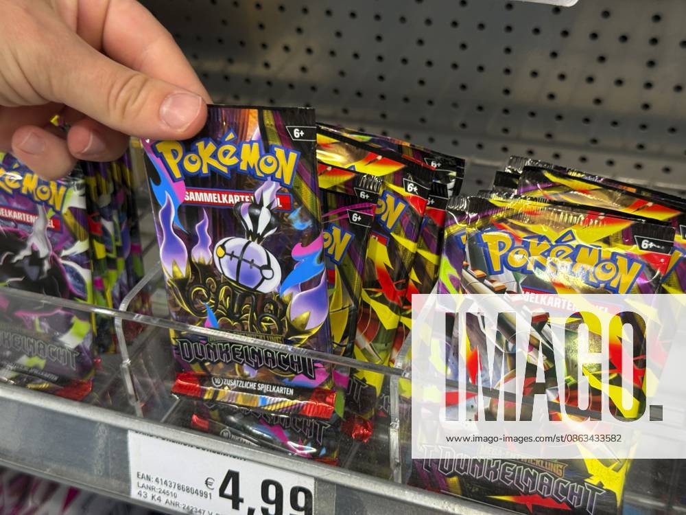Deutschland, Bayern, Pokemon-Sammelkarten im Regal eines Supermarktes in Bayern, ein junges Mädchen (Teenager) greift nach einem Päckchen. 05.08.2026, Pokemon 05.08.2026, Pokemon