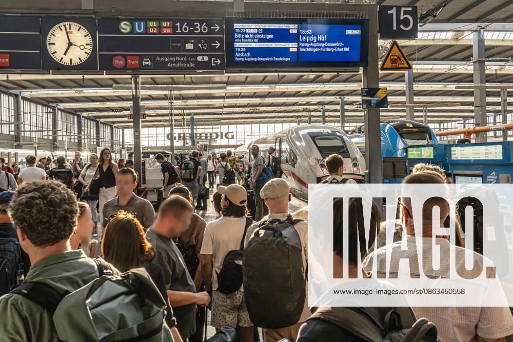 Münchner Hauptbahnhof, Reisende eilen zu ihren Zügen, abends um 19 Uhr, München, August 2026 Deutschland, München, August 2026, Münchner Hauptbahnhof, Reisende eilen zu ihren Zügen, an Gleis 15 steht ein ICE nach Leipzig kurz vor der Abfahrt, abends um kurz vor 19 Uhr, Bahnverkehr, Fernverkehr, DB, Deutsche Bahn, Sommer, Bayern, bayerisch,