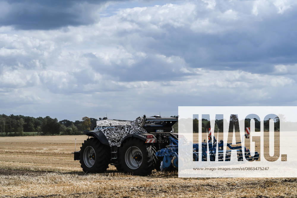Erlkönig XXL im Emsland unterwegs. Die autonome Landmaschinen der Firmen Krone und Lemken im Testbetrieb auf einem Acker. Der Fahrerkabinenlose, dieselelektrische Geräteträger leistet rund 230 PS, arbeitet selbstständig auf dem Feld und wurde für Bodenbearbeitung, Aussaat, Mäh- und Wendearbeiten entwickelt. Spelle Niedersachsen Deutschland