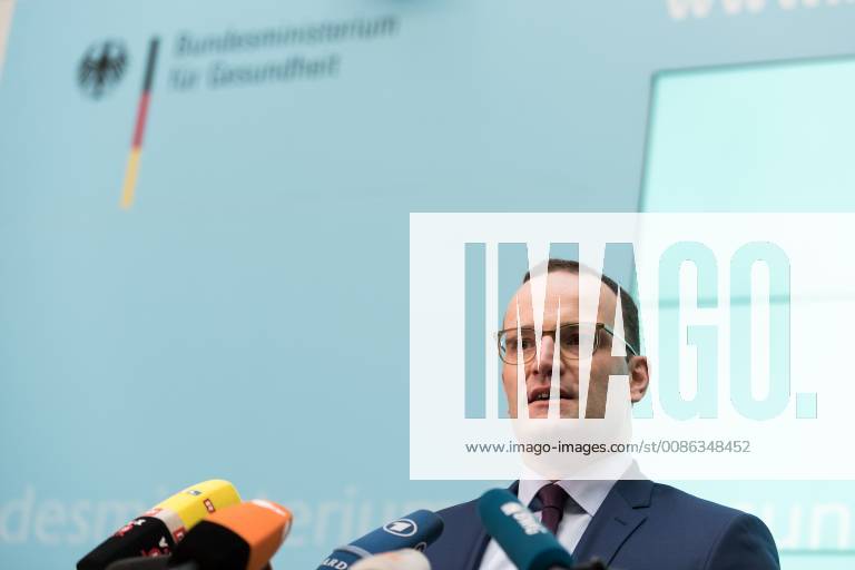 Bundesminister f??r Gesundheit, Jens Spahn von der Christlich Demokratischen Union (CSU) spricht gibt ein Statement zu dem geplanten Kabinettsbeschluss des Gesetzentwurfs zur Verbesserung der Zusammenarbeit und der Strukturen bei der Organspende (GZSO) im Bundesministerium f??r Gesundheit am 31.10.2018 in Berlin, Deutschland.