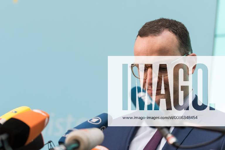 Bundesminister f??r Gesundheit, Jens Spahn von der Christlich Demokratischen Union (CSU) spricht gibt ein Statement zu dem geplanten Kabinettsbeschluss des Gesetzentwurfs zur Verbesserung der Zusammenarbeit und der Strukturen bei der Organspende (GZSO) im Bundesministerium f??r Gesundheit am 31.10.2018 in Berlin, Deutschland.