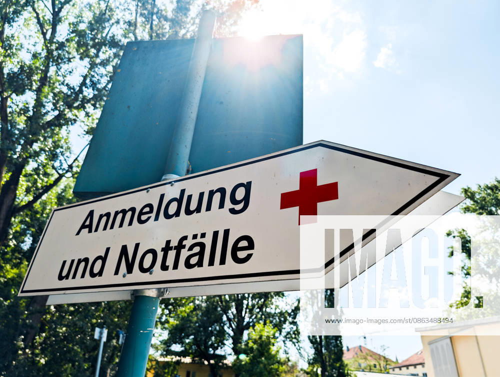 Wegweiser mit rotem Kreuz als Krankenhaus bzw. Medizin Symbol mit Aufschrift: Anmeldung und Notfälle
