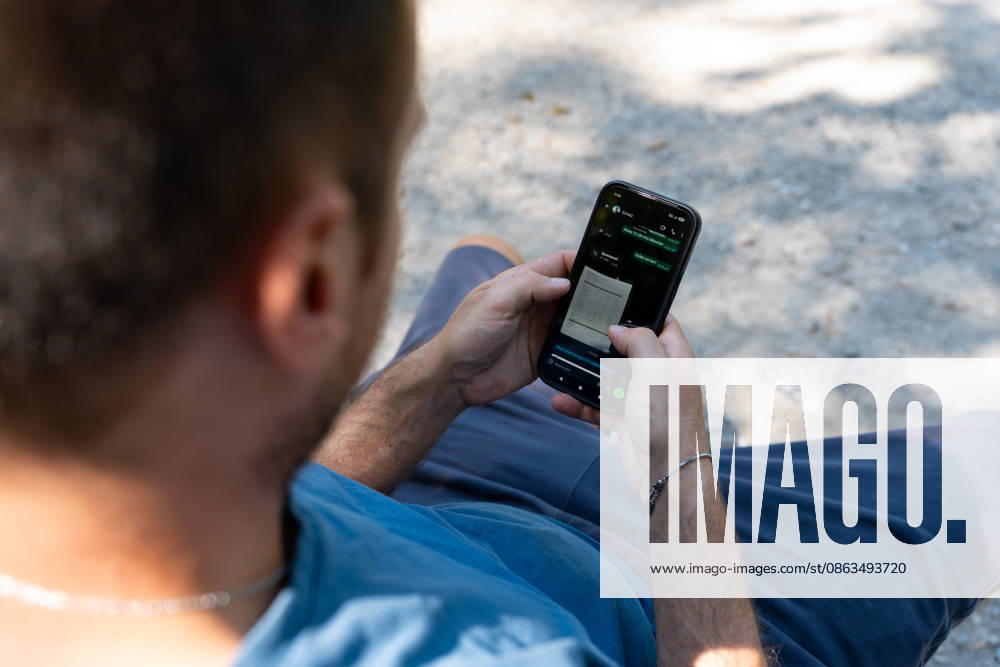 Eine Person nutzt einen Messenger auf dem Smartphone. Das Bild steht für digitale Kommunikation, den schnellen Informationsaustausch sowie Themen wie Datenschutz, Cyberkriminalität und Online-Sicherheit.
