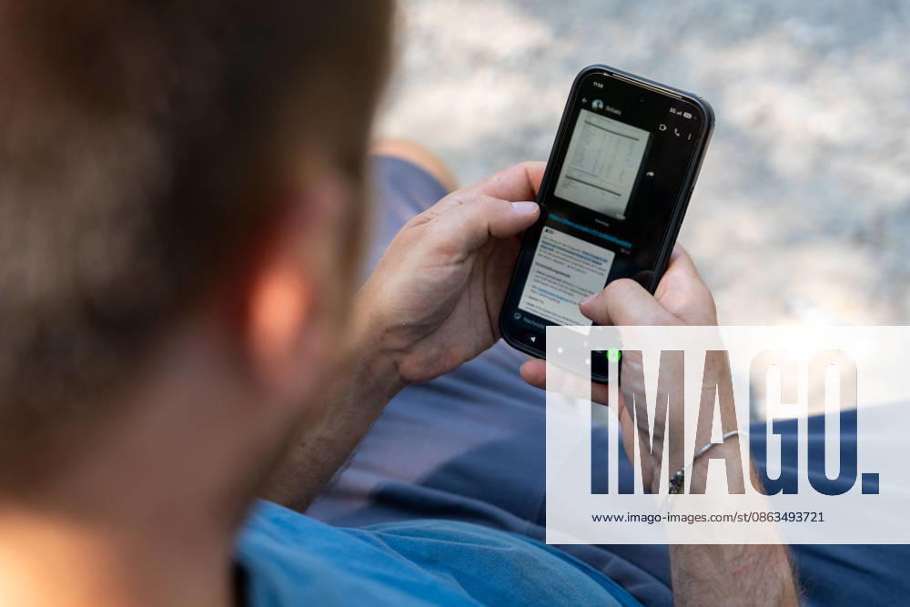 Eine Person nutzt einen Messenger auf dem Smartphone. Das Bild steht für digitale Kommunikation, den schnellen Informationsaustausch sowie Themen wie Datenschutz, Cyberkriminalität und Online-Sicherheit.