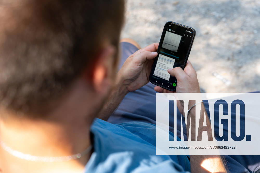 Eine Person nutzt einen Messenger auf dem Smartphone. Das Bild steht für digitale Kommunikation, den schnellen Informationsaustausch sowie Themen wie Datenschutz, Cyberkriminalität und Online-Sicherheit.