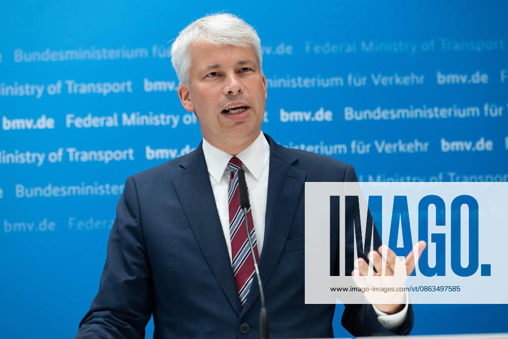 Bundesverkehrsminister Steffen BILGER waehrend der Pressekonferenz Bundesverkehrsminister Steffen Bilger laedt zum Spitzengespraech Niedrigwasser am 06.08.2026, Bonn Deutschand,