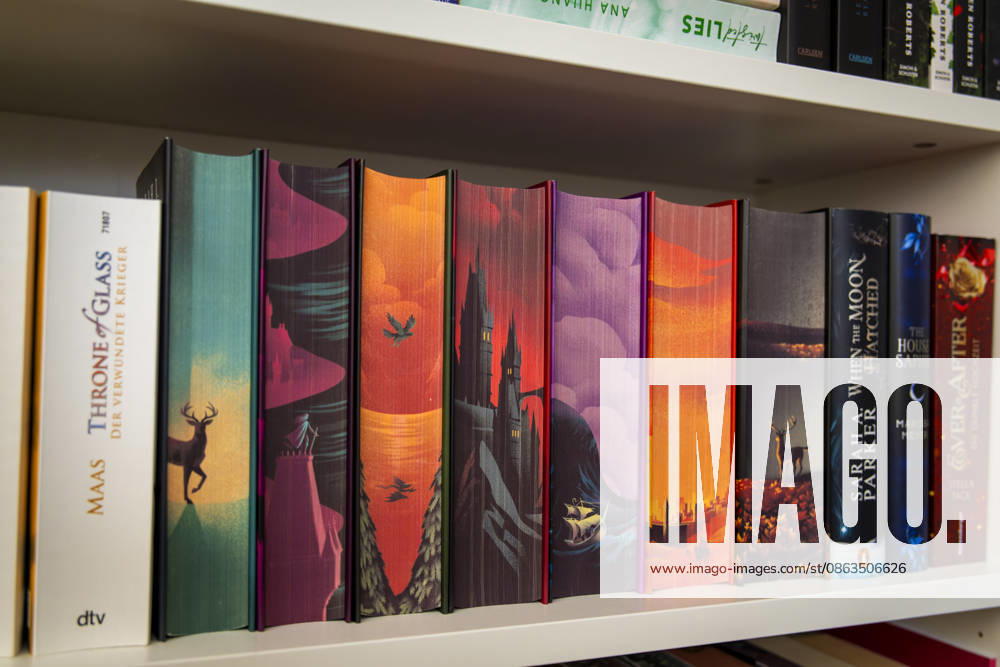 Buchreihe von Sarah J. Maas, THRONE OF GLASS im Buchregal eines Teenagers in Bad Wörishofen in Bayern. Throne of Glass ist eine Fantasy-Buchreihe der amerikanischen Autorin Sarah J. Maas. Die Handlung spielt in der erdachten Welt Erilea, in der es auch Magie gibt. Die Protagonistin ist die Assassinin Celaena Sardothien, die sich gegen den Tyrannenkönig auflehnt. 07.08.2026, Jugendbücher 07.08.2026, Jugendbücher