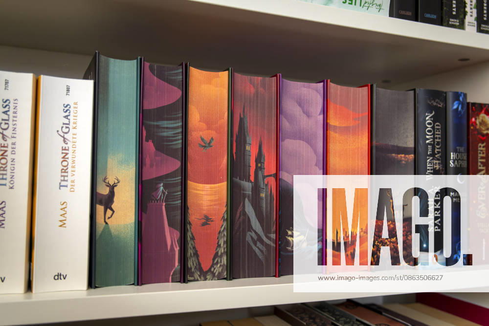 Buchreihe von Sarah J. Maas, THRONE OF GLASS im Buchregal eines Teenagers in Bad Wörishofen in Bayern. Throne of Glass ist eine Fantasy-Buchreihe der amerikanischen Autorin Sarah J. Maas. Die Handlung spielt in der erdachten Welt Erilea, in der es auch Magie gibt. Die Protagonistin ist die Assassinin Celaena Sardothien, die sich gegen den Tyrannenkönig auflehnt. 07.08.2026, Jugendbücher 07.08.2026, Jugendbücher