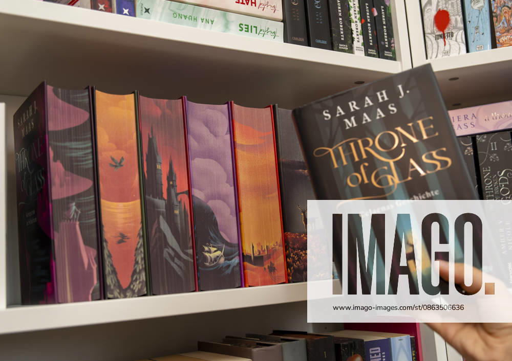 Buchreihe von Sarah J. Maas, THRONE OF GLASS im Buchregal eines Teenagers in Bad Wörishofen in Bayern. Throne of Glass ist eine Fantasy-Buchreihe der amerikanischen Autorin Sarah J. Maas. Die Handlung spielt in der erdachten Welt Erilea, in der es auch Magie gibt. Die Protagonistin ist die Assassinin Celaena Sardothien, die sich gegen den Tyrannenkönig auflehnt. 07.08.2026, Jugendbücher 07.08.2026, Jugendbücher