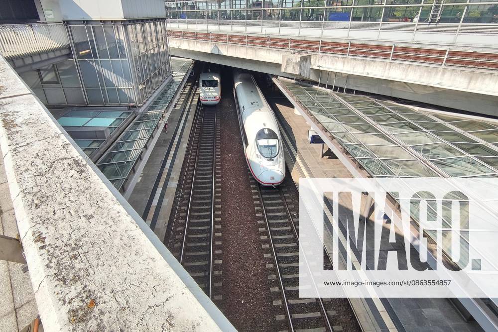 Berlin, Deutschland, 04.08.2026: Botschaftsviertel: Zwei ICE-Züge der Deutschen Bahn sind am Bahnhof Berlin Südkreuz stehen am Bahnsteig