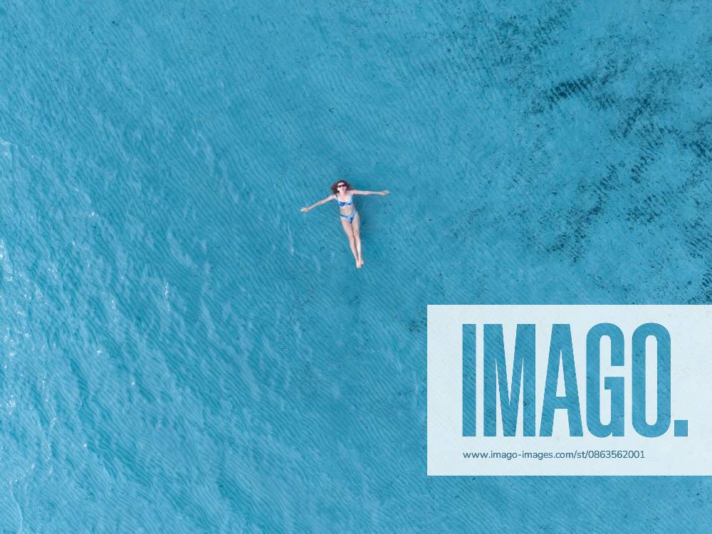 Woman floats in turquoise sea during summer vacation model released, Symbolfoto, MUKF00253