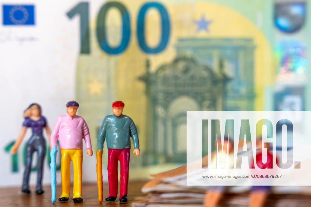 Älterer Menschen stehen als Symbol für Senioren und Pflegbedürftige Personen vor Euro-Geldscheinen. Das Motiv verbindet Pflegebedürftigkeit im Alter mit Pflegegeld, steigenden Pflegekosten und der Finanzierung der Pflege.