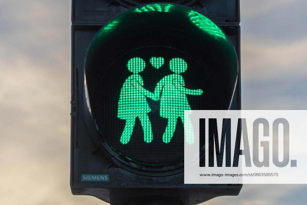 Ampelmotive mit gleichgeschlechtlichen Paaren als Zeichen für Vielfalt, Erlangen, 07.08.2026 Eine Fußgängerampel zeigt in Grün zwei sich an den Händen haltende weibliche Figuren mit einem Herzsymbol darüber. Das Signal symbolisiert Vielfalt und Akzeptanz gleichgeschlechtlicher Paare im Straßenverkehr. Erlangen Forschungszentrum Bayern Deutschland