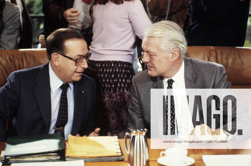 Bundesinnenminister Friedrich Zimmermann und Bundesfinanzminister Gerhard Stoltenberg im Gespräch während einer Sitzung des Bundeskabinetts. Bonn, 1980er Jahre. Bonn Nordrhein-Westfalen Deutschland