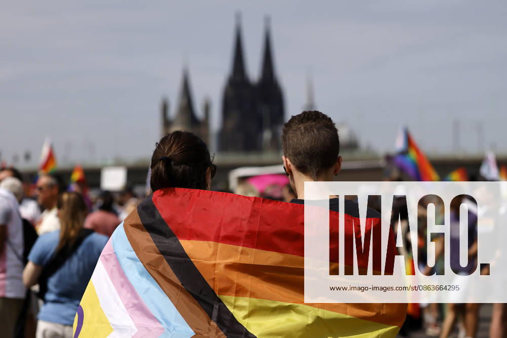 Impression vom Kölner Queer March unter dem Motto Köln zeigt Solidarität, Köln zeigt Haltung , eine Solidaritäts-Demonstration nach dem islamistischen Anschlag auf den CSD in Berlin. (Themenbild, Symbolbild) Köln, 09.08.2026 NRW Deutschland