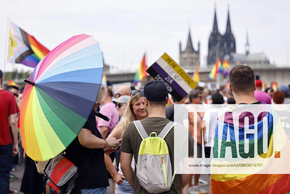 Impression vom Kölner Queer March unter dem Motto Köln zeigt Solidarität, Köln zeigt Haltung , eine Solidaritäts-Demonstration nach dem islamistischen Anschlag auf den CSD in Berlin. (Themenbild, Symbolbild) Köln, 09.08.2026 NRW Deutschland