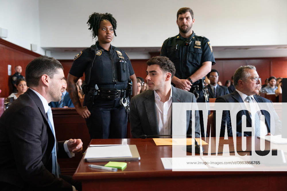 US-NEWS-NYC-CEO-MURDER-TRIAL-2-NY Luigi Mangione talks to one of his lawyers in Manhattan Supreme Court Tuesday, Aug. 11, 2026, in Manhattan, New York. Mangiones trial for the 2024 killing of UnitedHealthcare CEO Brian Thompson. (Barry Williams New York Daily News Pool TNS) Manhattan New York United States