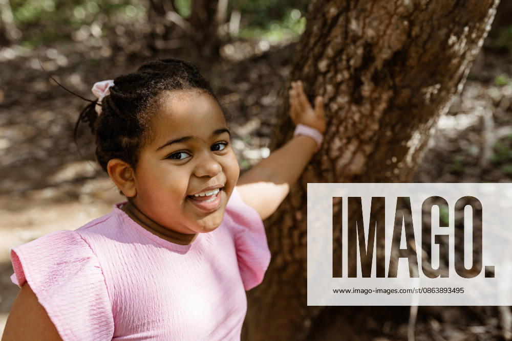 Young mixed race girl outdoors in nature Cape Town, Western Cape, South Africa CR_YNJN260805-2094882-01 ,model released, Symbolfoto ,property released