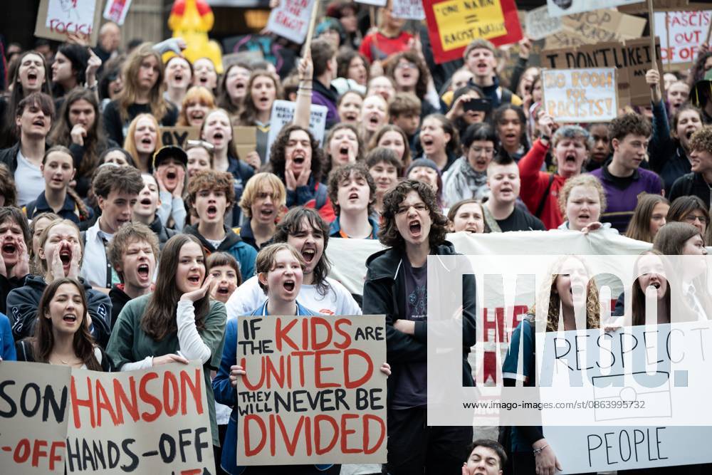MELBOURNE, VICTORIA, AUSTRALIA †AUGUST 13, 2026: High school and university students leave classes to take part in a protest in Melbourne opposing Australian senator Pauline Hanson and her political views. Demonstrators march through the city carrying banners and chanting slogans during the student-led rally. Melbourne Australia - ZUMAq101 20260813_zna_q101_053
