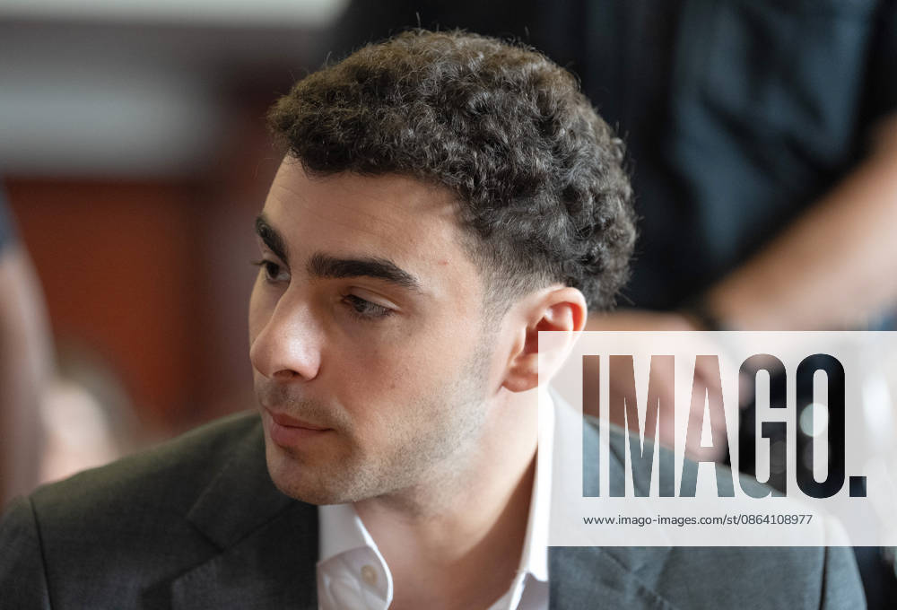 US-NEWS-NYC-CEO-MURDER-TRIAL-FILEPIC-NY Luigi Mangione talks to one of his lawyers in Manhattan Supreme Court on Tuesday, Aug. 11, 2026, in Manhattan, New York. (Barry Williams New York Daily News Pool TNS) Manhattan New York United States