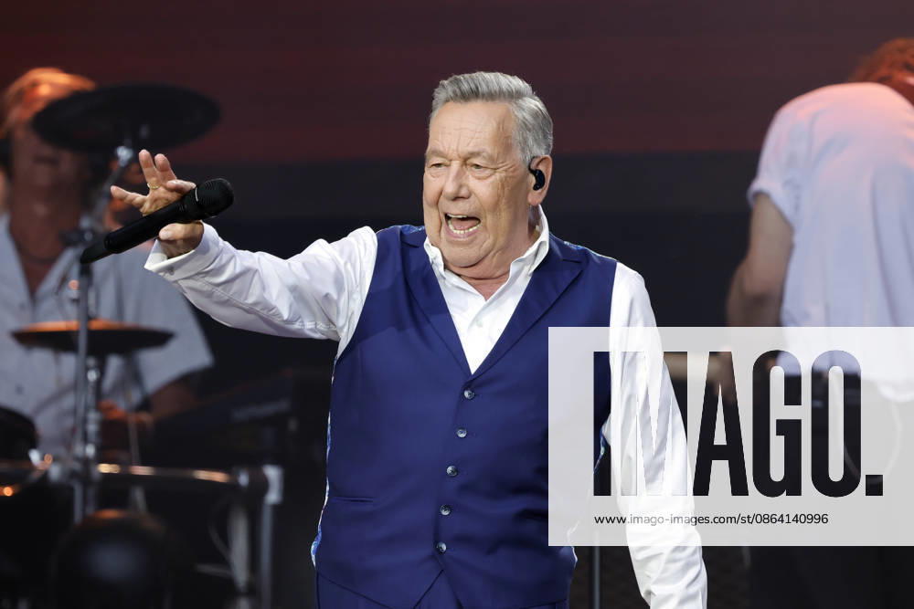Schlagersänger Roland Kaiser bei seinem ausverkauften Konzert vor 10.000 Zuschauern im Rahmen des KUNST!RASEN Bonn Open Air. Bonn, 15.08.2026 NRW Deutschland