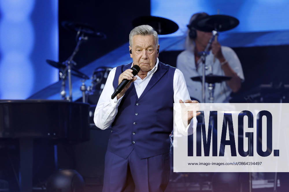 Schlagersänger Roland Kaiser bei seinem ausverkauften Konzert vor 10.000 Zuschauern im Rahmen des KUNST!RASEN Bonn Open Air. Bonn, 15.08.2026 NRW Deutschland