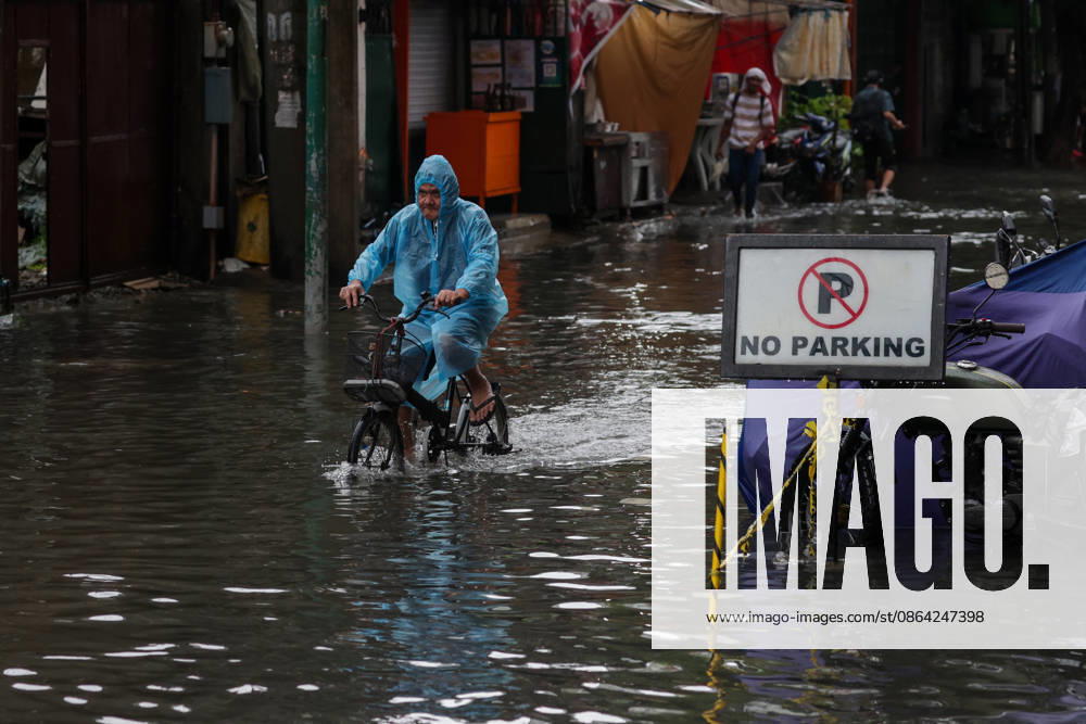 Southwest monsoon continues to bring rain in Manila, Philippines Filipinos navigate through a flooded road in Makati City, Manila, Philippines on August 17, 2026. According to the Philippine Atmospheric, Geophysical, Astronomical and Services Administrations (PAGASA) latest weather forecast, the southwest monsoon will continue to bring heavy rainfall in Luzon. Manila PHILIPPINES