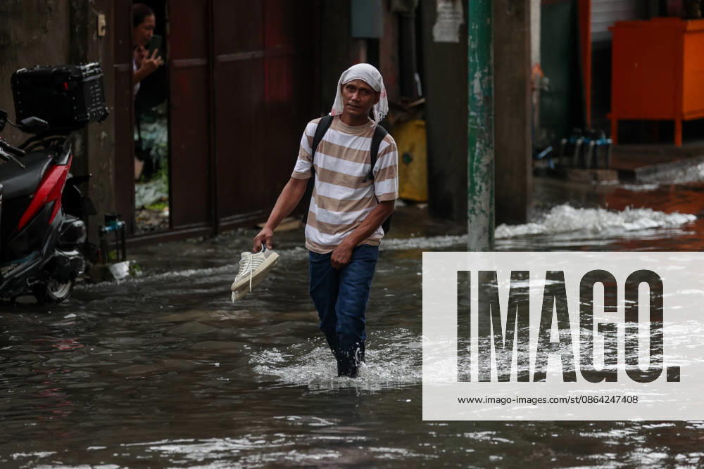 Southwest monsoon continues to bring rain in Manila, Philippines Filipinos navigate through a flooded road in Makati City, Manila, Philippines on August 17, 2026. According to the Philippine Atmospheric, Geophysical, Astronomical and Services Administrations (PAGASA) latest weather forecast, the southwest monsoon will continue to bring heavy rainfall in Luzon. Manila PHILIPPINES