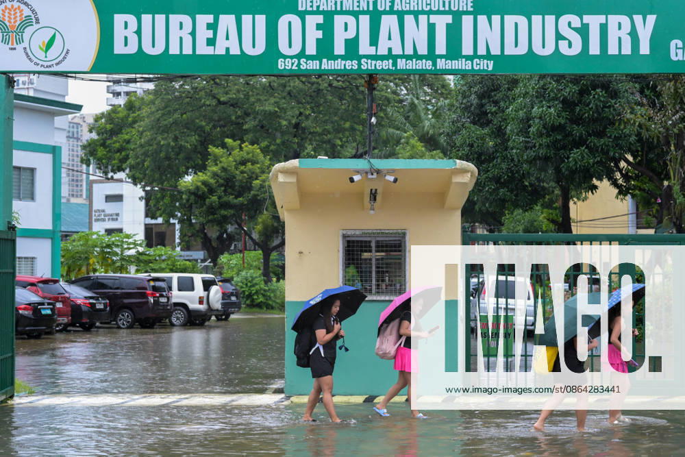 Filipinos brave the floods brought by torrential monsoon rains at Qurino Ave., Manila, Metro Manila. Two days ago, Metro Manila and neighboring provinces experienced a hot and humid weather. Monsoon rain came back yesterday and persisted throughout the day with flash floods in different areas of the metropolitan. Philippines - ZUMAr240 20260817_zip_r240_059