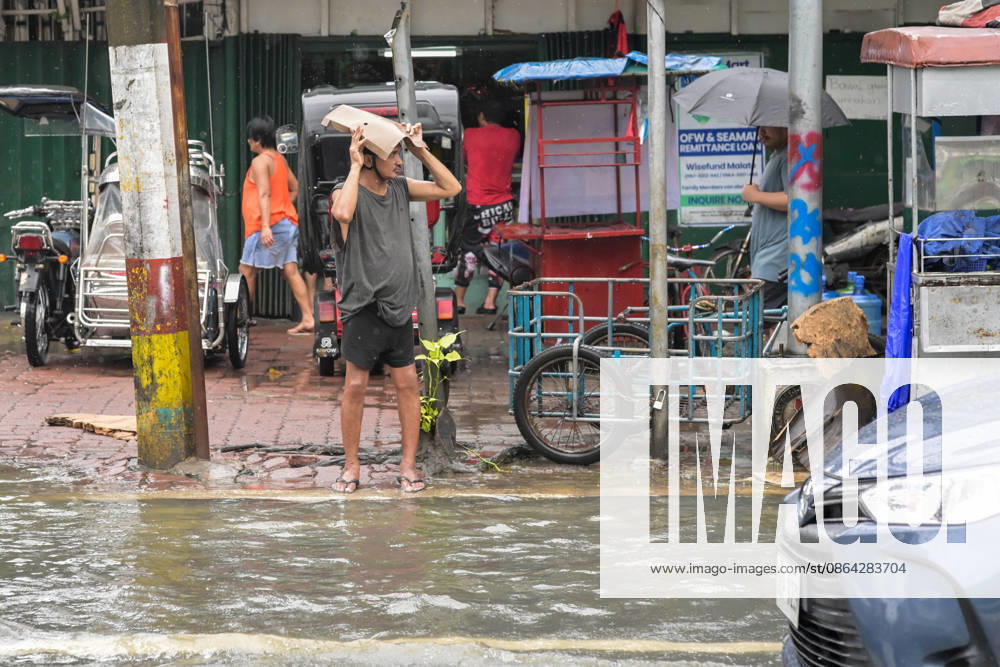 Filipinos brave the floods brought by torrential monsoon rains at Qurino Ave., Manila, Metro Manila. Two days ago, Metro Manila and neighboring provinces experienced a hot and humid weather. Monsoon rain came back yesterday and persisted throughout the day with flash floods in different areas of the metropolitan. Philippines - ZUMAr240 20260817_zip_r240_042