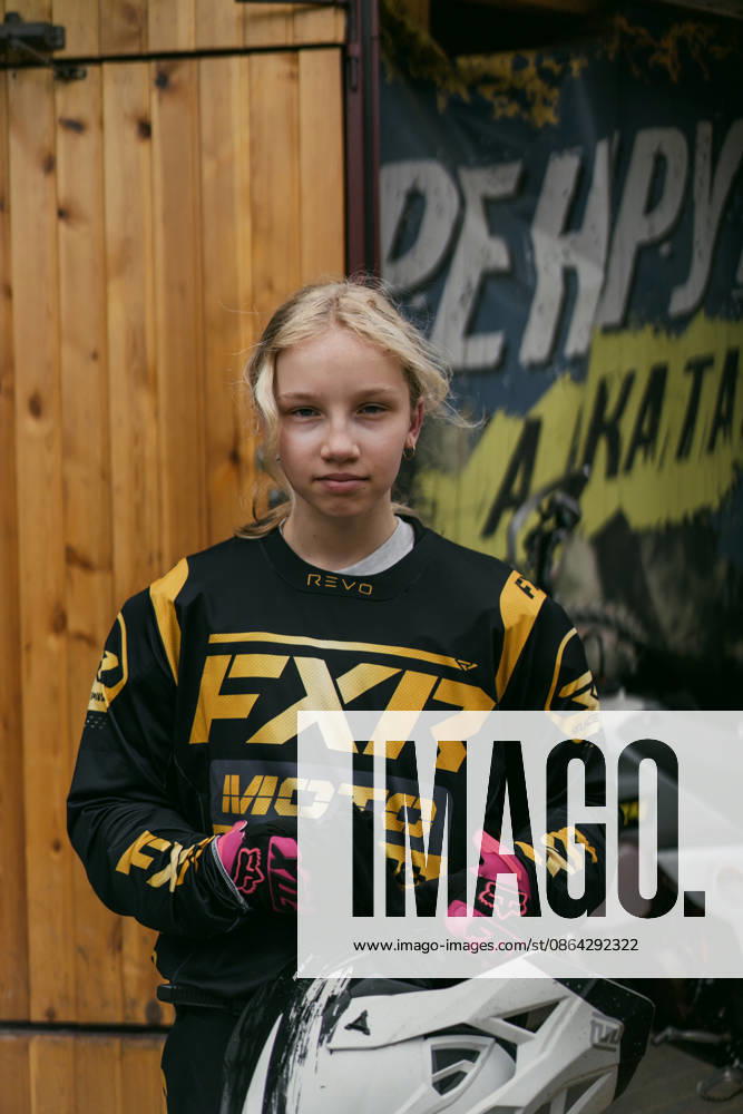 Young female motocross rider portrait in racing gear Minsk, Minsk Region, Belarus R_YUKI26081384-2101343-01 ,model released, Symbolfoto ,property released